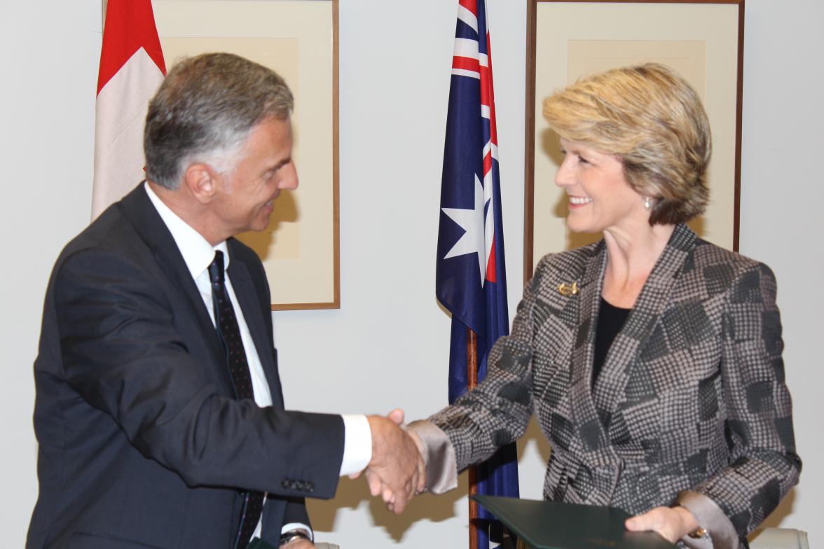 Foreign Minister Julie Bishop and Swiss Foreign Minister Didier Burkhalter sign an Memorandum of Understanding in Canberra.
28 October 2013