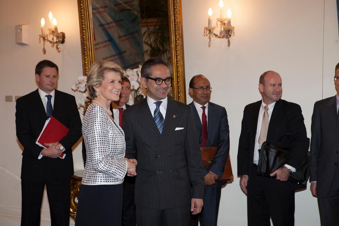 FM Natalegawa greets FM Bishop on her arrival at Gedung Pancasila with the Australian delegation in the background. 5 December 2013