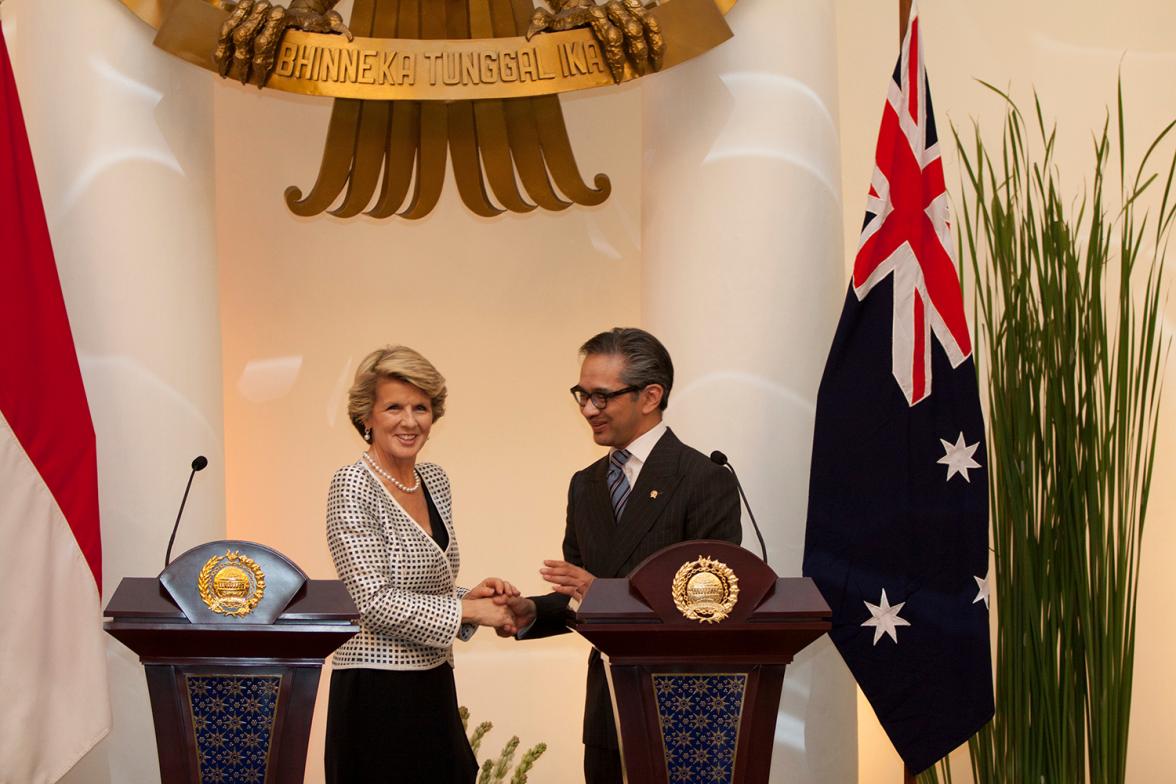 Foreign Minister Julie Bishop and Indonesian Foreign Minister Dr Marty Natalegawa hold a media conference at Gedung Pancasila in Jakarta, 5 December 2013