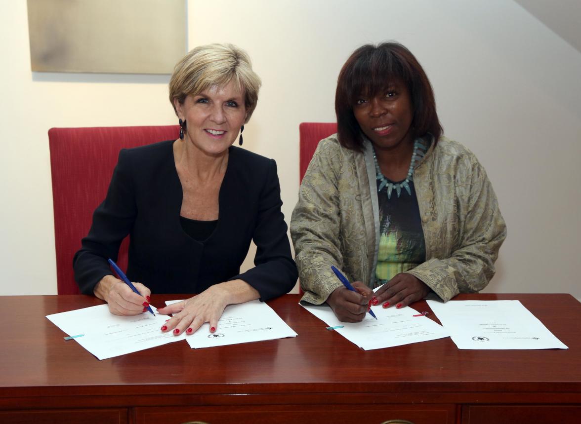 Australian Foreign Minister Julie Bishop signs partnership agreement with Ms Ertharin Cousins, executive director of the UN World Food Programme at the Ambassadors residence in New York, Saturday September 26, 2015. photo by Trevor Collens/DFAT