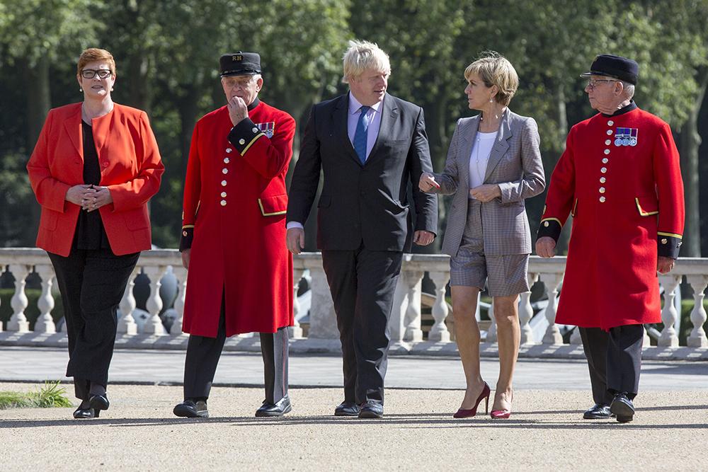Foreign Minister Julie Bishop, UK Foreign Secretary Boris Johnson, Australian Defence Minister Marise Payne, and Chelsea Pensioners on a tour of the Royal Chelsea Hospital, venue of the 2016 AUKMIN meet-ing in London. Photo credit: Jim Ross
