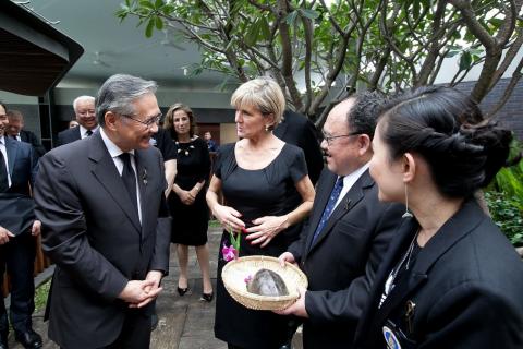 The Hon Julie Bishop MP talks with HH Sheikh Abdullah bin Zayed Al Nahyan, UAE Minister of Foreign Affairs, following their meeting in Abu Dhabi.