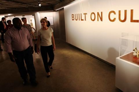 Foreign Minister Bishop visits the Built on Culture exhibition in Port Moresby.
