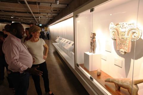 Foreign Minister Bishop visits the Built on Culture exhibition in Port Moresby.