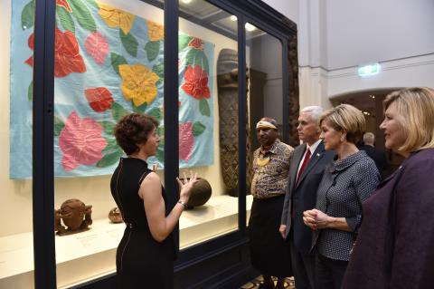 At the Australia Museum Dr Jenny Newell explains the ‘Tivaevae’, a traditional quilt from the Cook Islands to (L to R) Dr Mel, US Vice President Mike Pence, Foreign Minister Julie Bishop, Kim McKay AO, 22 April 2017. Photo credit: DFAT/ David Foote, Auspi