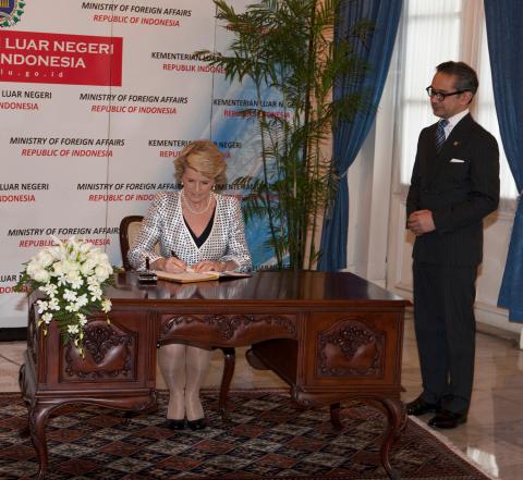 Foreign Minister Julie Bishop signs the guest book. 5 December 2013