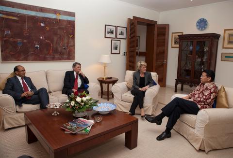 Foreign Minister Julie Bishop meets with Dr Hassan Wirajuda at the Ambassador's residence. 5 December 2013.