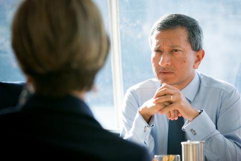 Foreign Minister Julie Bishop and Singapore’s Foreign Minister Vivian Balakrishnan hold discussions during their working breakfast on Sydney Harbour, 18 March 2016.