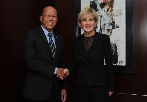 Foreign Minister Julie Bishop meeting with Philippine Secretary for Defence Delfin Lorenzana, Manila, 5 August 2017.