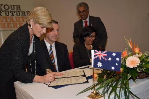 Signing of MOU between the University of Mauritius and the University of Western Australia. 15 September 2014. 