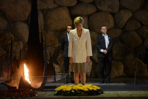Foreign Minister Bishop at the Yad Vashem Holocaust Memorial, Jerusalem. [Photo: Jorge Novominsky]