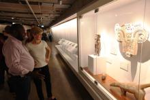 Foreign Minister Bishop visits the Built on Culture exhibition in Port Moresby.