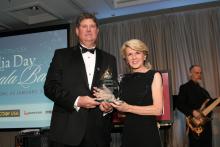 Minister Bishop with Caterpillar Vice President, Chris Curfman, who received the Australia-US Midwest Company Award for Outstanding Achievement at the G'Day USA gala in Chicago on 25 January 2014.