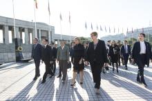 General Director of the War Memorial of Korea Lee Young-gye, ROK Defence Minister Song Young-moo, ROK Foreign Minister, Kang Kyung-wha, Foreign Minister Julie Bishop, Defence Minister Marise Payne walking into the War Memorial of Korea.